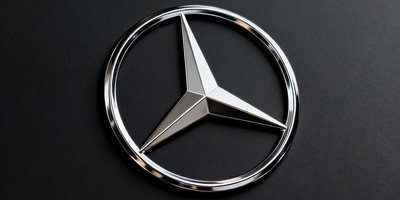 梅赛德斯奔驰品牌logo，经典三叉星徽标置于深色背景上